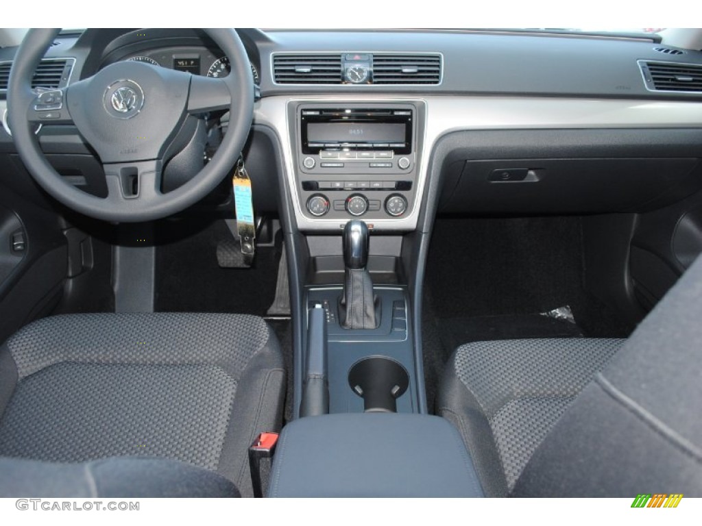 2013 Volkswagen Passat 2.5L S Dashboard Photos