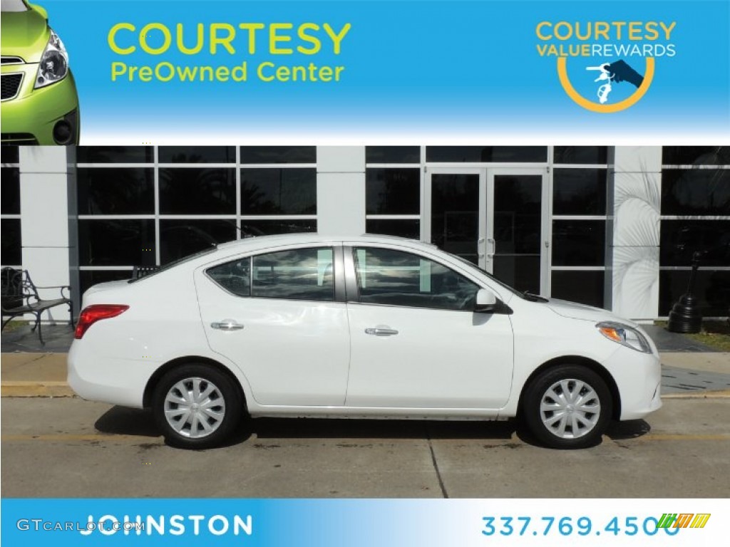 Fresh Powder White Nissan Versa