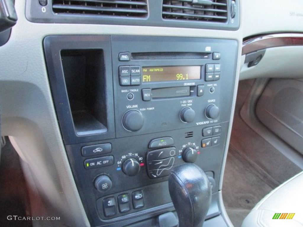 2004 Volvo S60 2.4 Controls Photos
