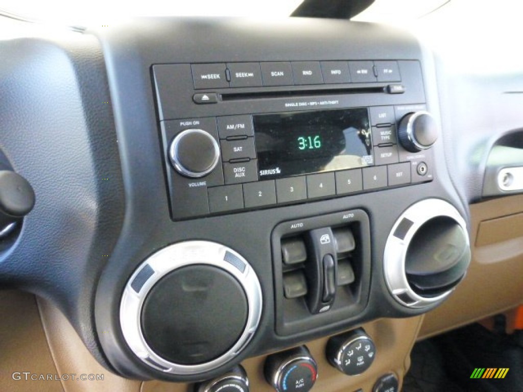 2013 Jeep Wrangler Unlimited Sahara 4x4 Controls Photo #77952391