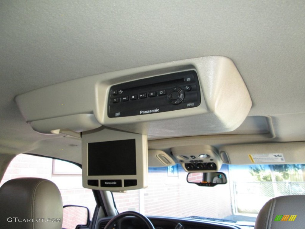 2004 Chevrolet Suburban 1500 Z71 4x4 Entertainment System Photo #77955681