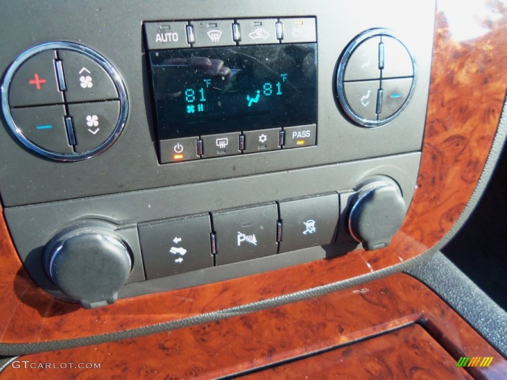 2011 Chevrolet Avalanche LTZ 4x4 Controls Photos