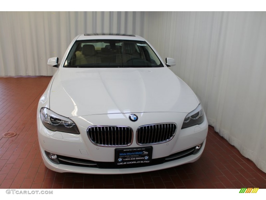 2013 5 Series 528i xDrive Sedan - Alpine White / Venetian Beige photo #2