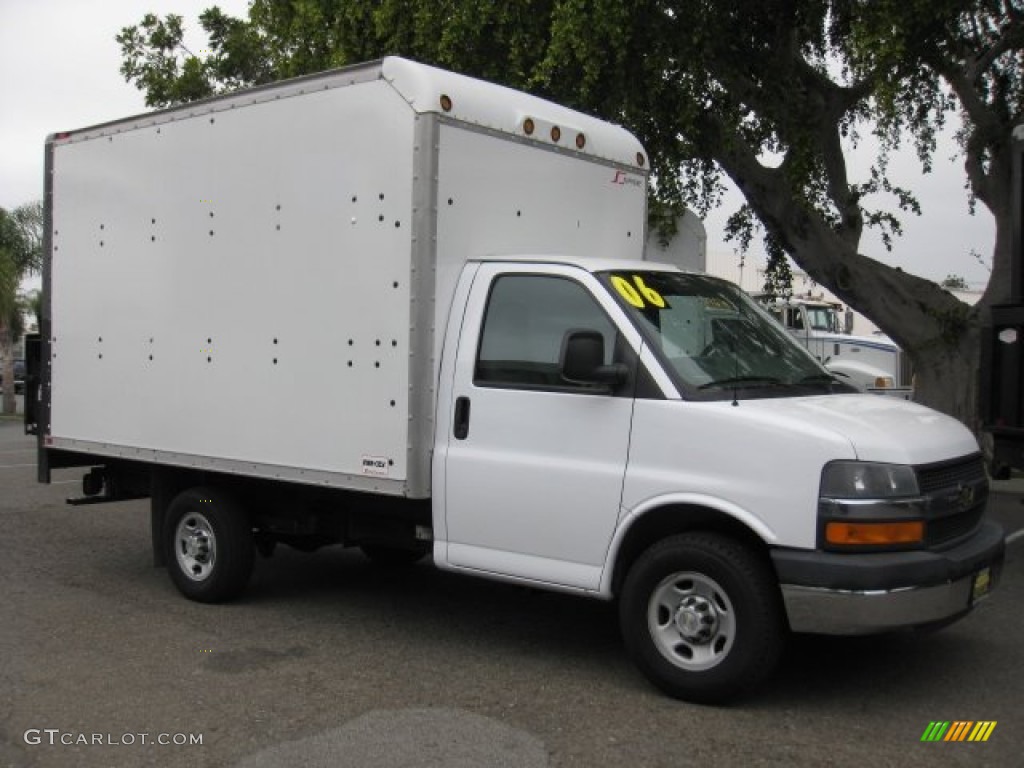 Summit White 2006 Chevrolet Express Cutaway 3500 Commercial Moving Van Exterior Photo #77982491