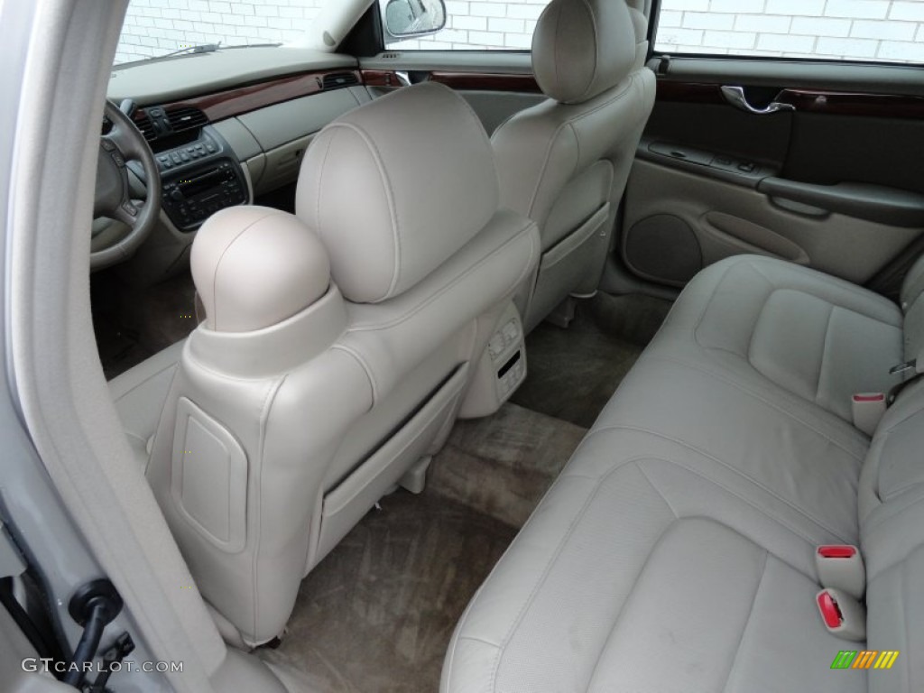 2005 DeVille Sedan - Light Platinum / Shale photo #12