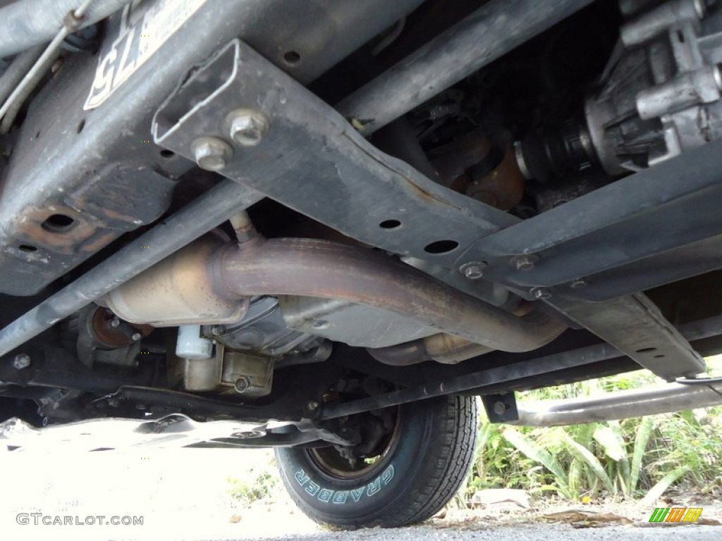 2000 GMC Sierra 1500 SLE Extended Cab 4x4 Undercarriage Photo #78018230
