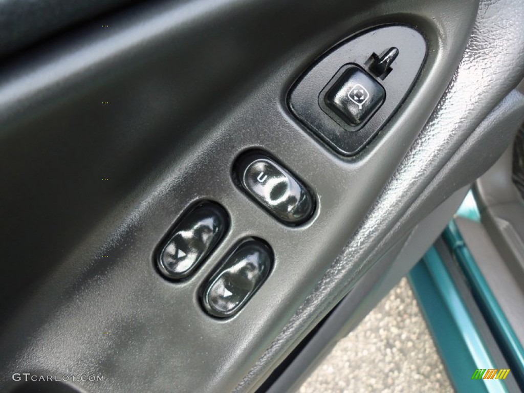 2002 Ford Mustang GT Coupe Controls Photos