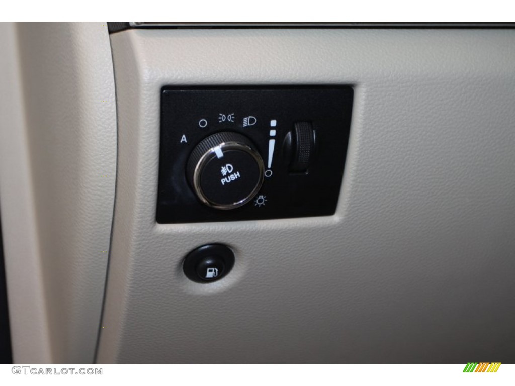 2011 Jeep Grand Cherokee Limited Controls Photo #78024348