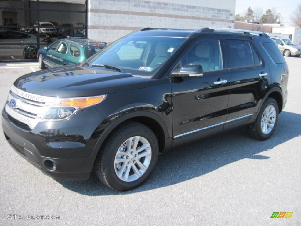 2013 Explorer XLT 4WD - Tuxedo Black Metallic / Medium Light Stone photo #2