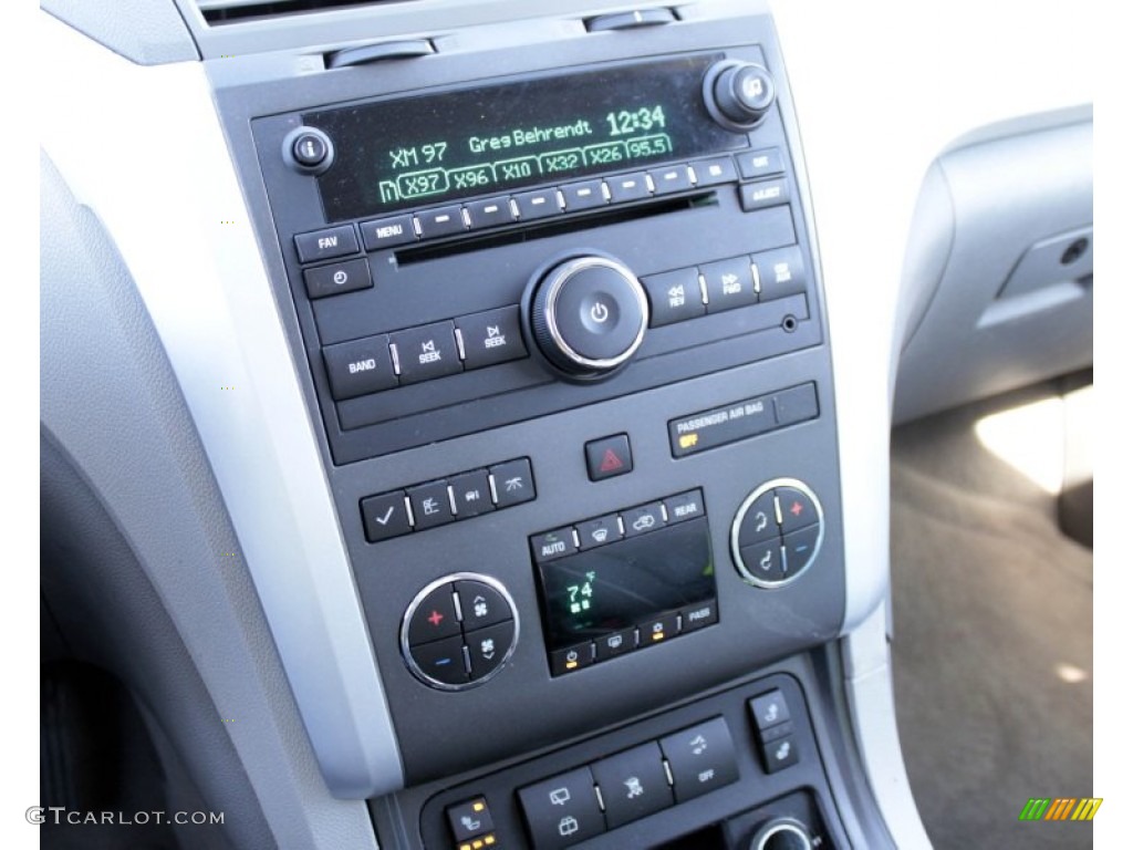 2011 Chevrolet Traverse LT AWD Controls Photo #78033042