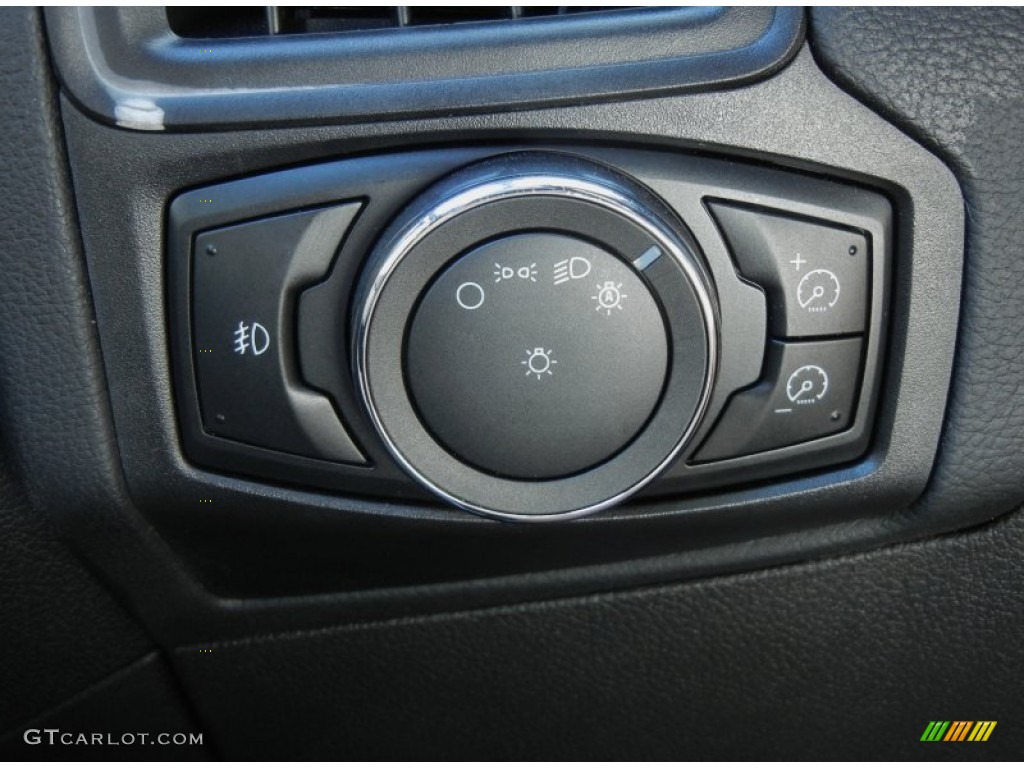 2012 Ford Focus SE Sedan Controls Photo #78072891