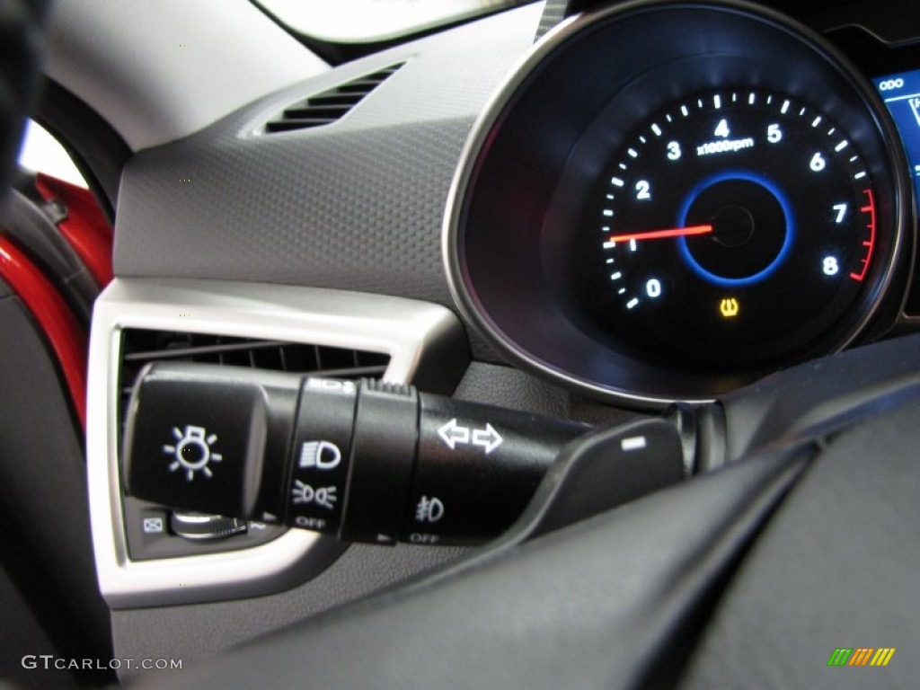 2012 Hyundai Veloster Standard Veloster Model Controls Photo #78091259