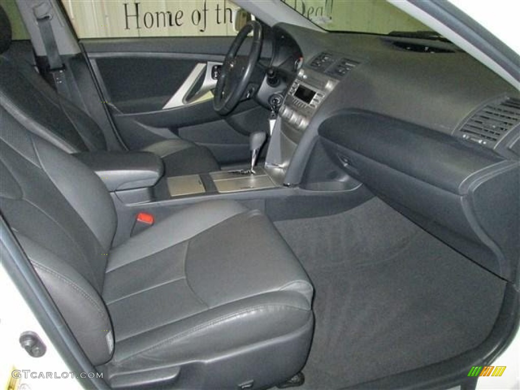 2011 Camry SE V6 - Super White / Dark Charcoal photo #17