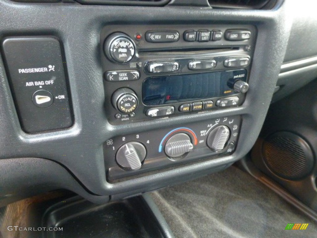 2002 Chevrolet S10 ZR2 Extended Cab 4x4 Controls Photos