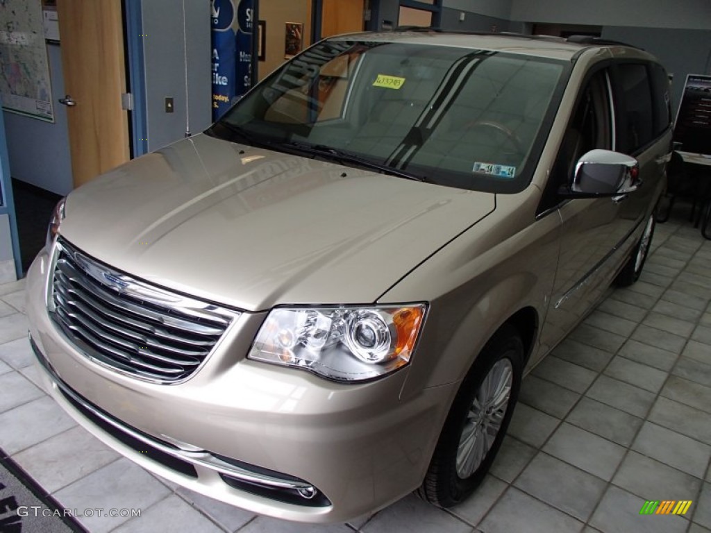 2013 Chrysler Town & Country Limited Exterior Photos