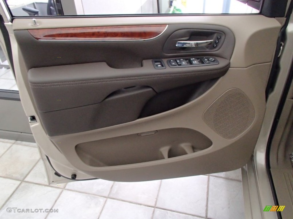 2013 Chrysler Town & Country Limited Door Panel Photos