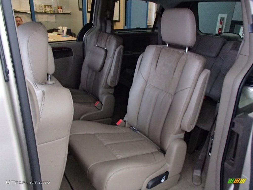 Dark Frost Beige/Medium Frost Beige Interior 2013 Chrysler Town & Country Limited Photo #78123822