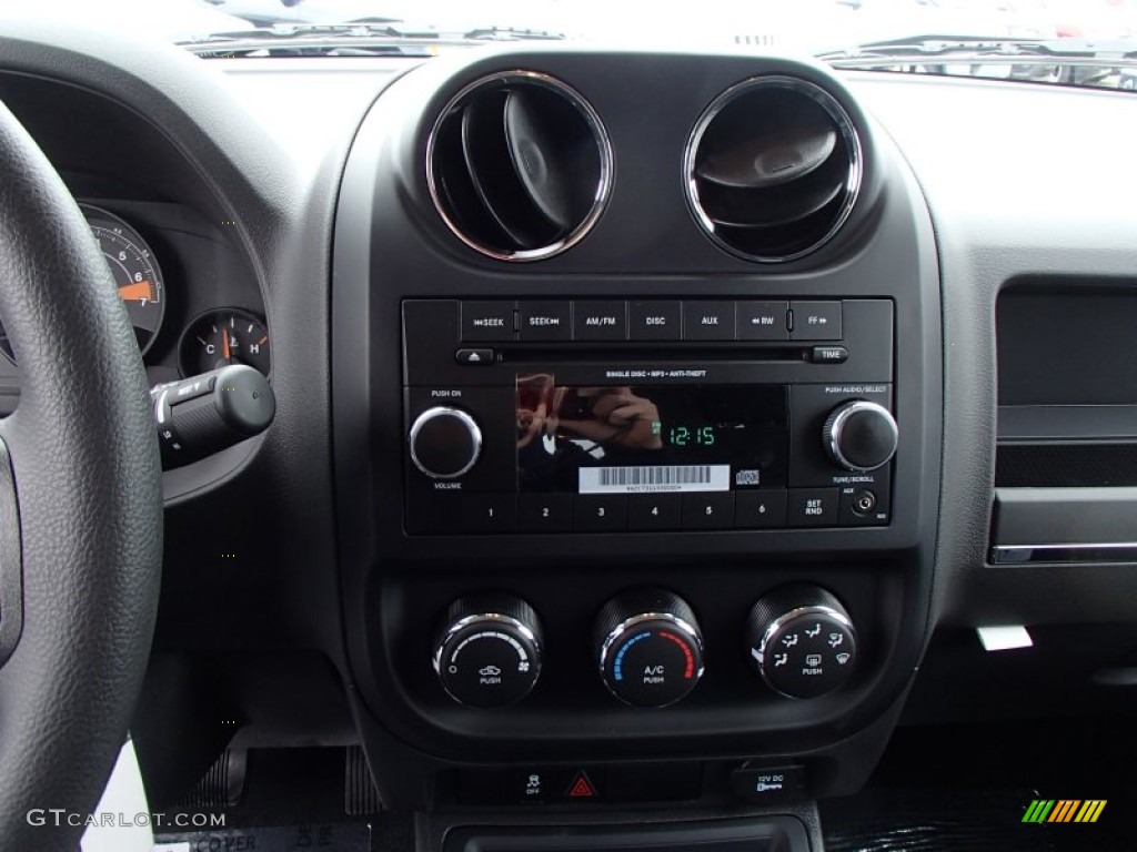 2014 Jeep Patriot Sport 4x4 Controls Photo #78125811