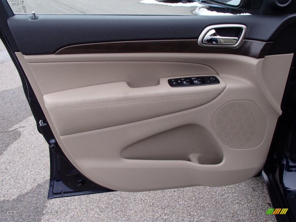 2014 Jeep Grand Cherokee Laredo 4x4 New Zealand Black/Light Frost Door Panel Photo #78127614