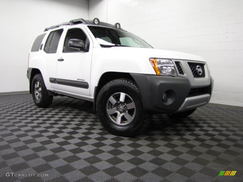 2010 Xterra Off Road 4x4 - Avalanche White / Gray/Red photo #1