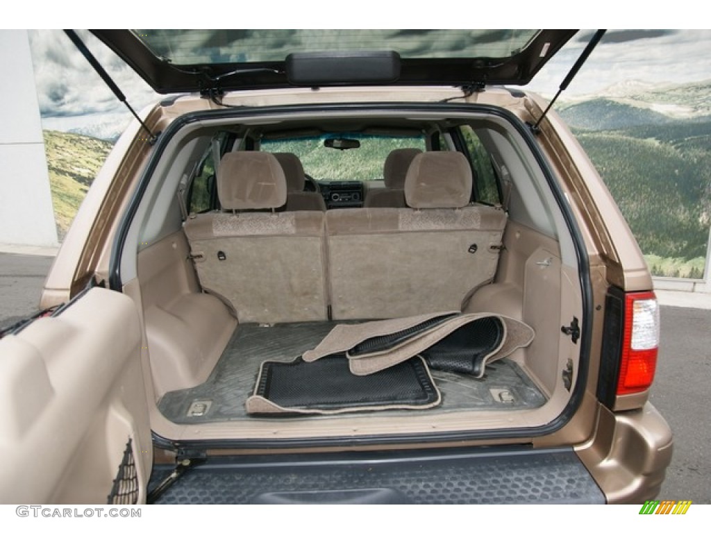 2000 Isuzu Rodeo LS 4WD Trunk Photos