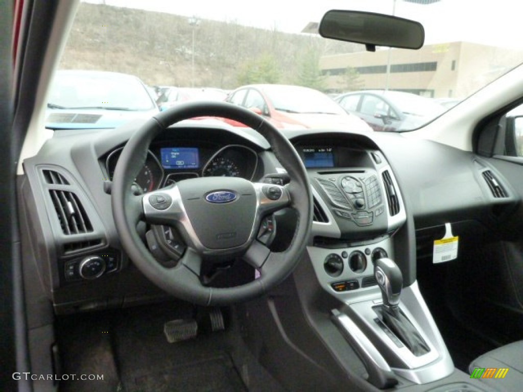 2013 Ford Focus SE Hatchback Charcoal Black Dashboard Photo #78196296