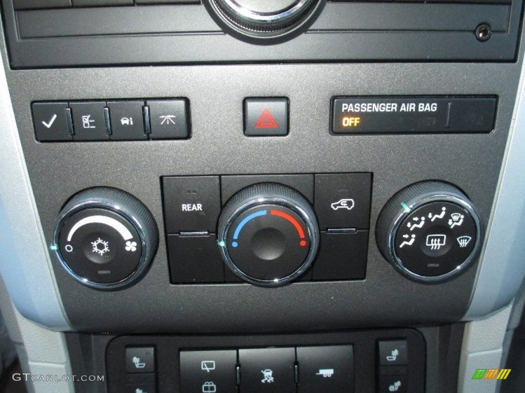2011 Chevrolet Traverse LT Controls Photo #78210783