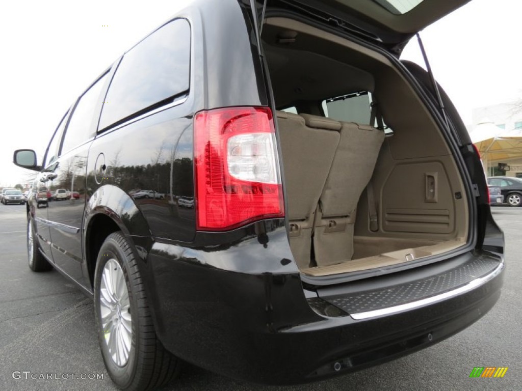 2013 Town & Country Touring - L - Brilliant Black Crystal Pearl / Dark Frost Beige/Medium Frost Beige photo #9
