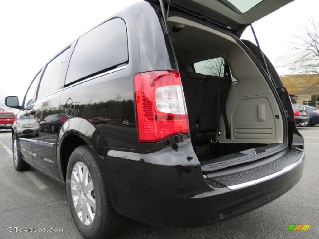 2013 Town & Country Touring - Brilliant Black Crystal Pearl / Black/Light Graystone photo #10