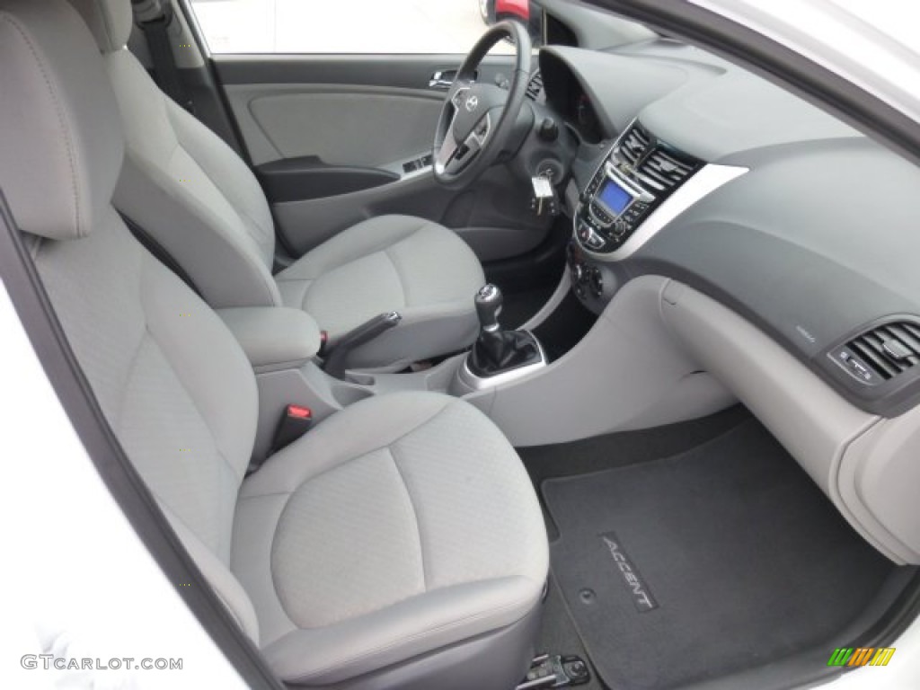 Gray Interior 2012 Hyundai Accent SE 5 Door Photo #78231214