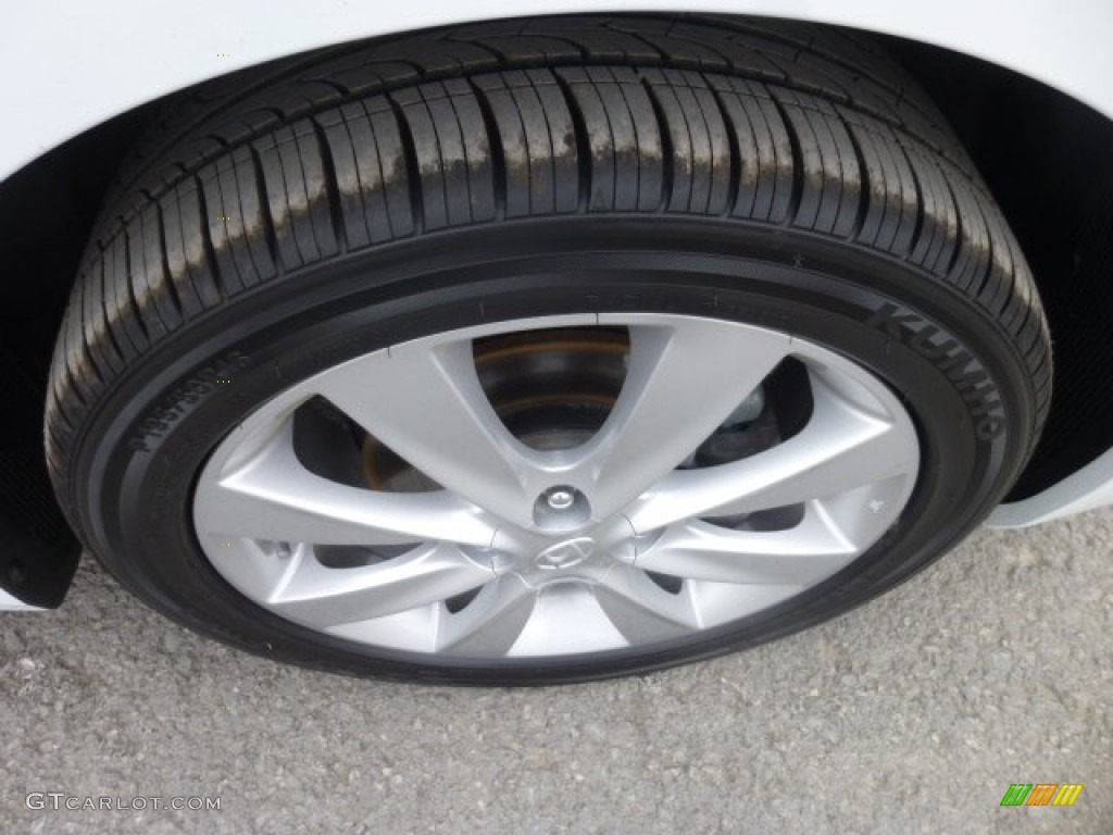 2012 Hyundai Accent SE 5 Door Wheel Photos
