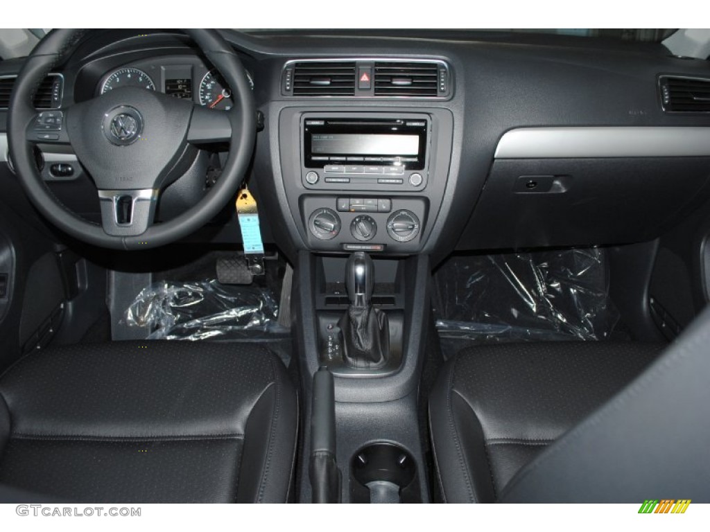 2013 Volkswagen Jetta SE Sedan Titan Black Dashboard Photo #78232120