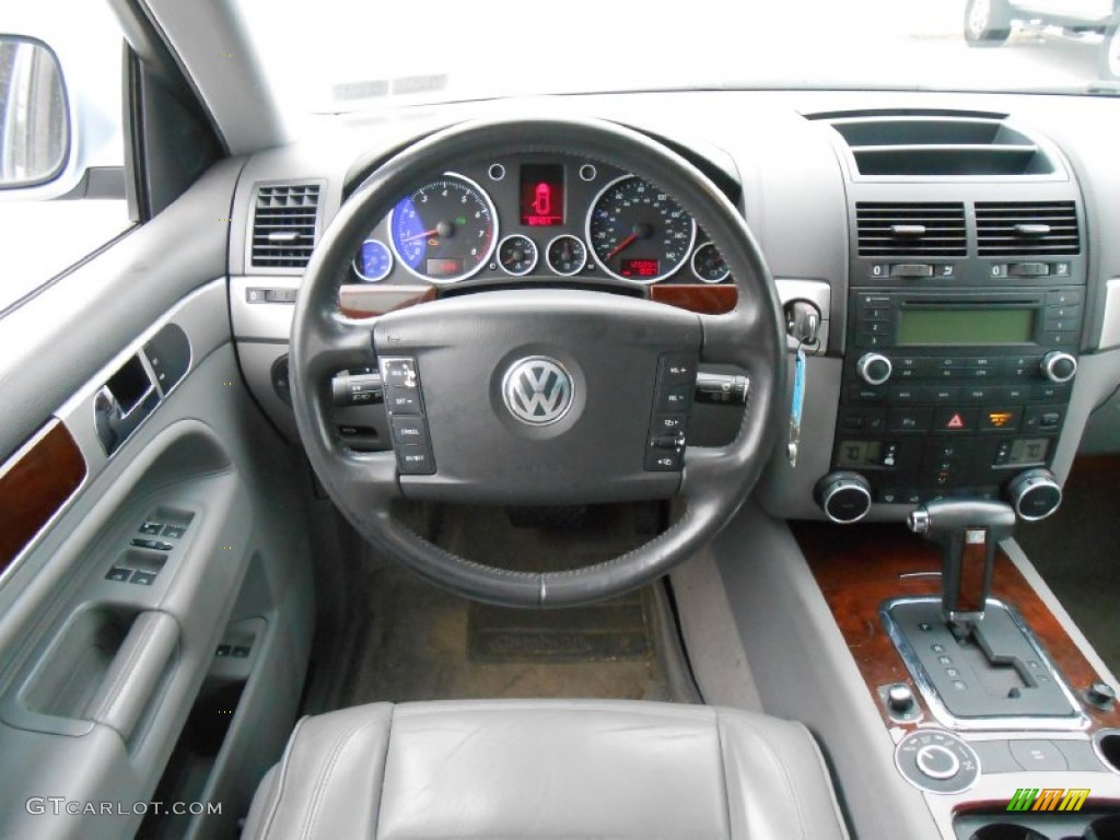 2004 Volkswagen Touareg V6 Kristal Gray Steering Wheel Photo #78237786