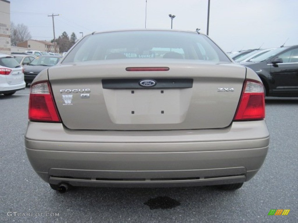 2005 Focus ZX4 SE Sedan - Arizona Beige Metallic / Dark Pebble/Light Pebble photo #8