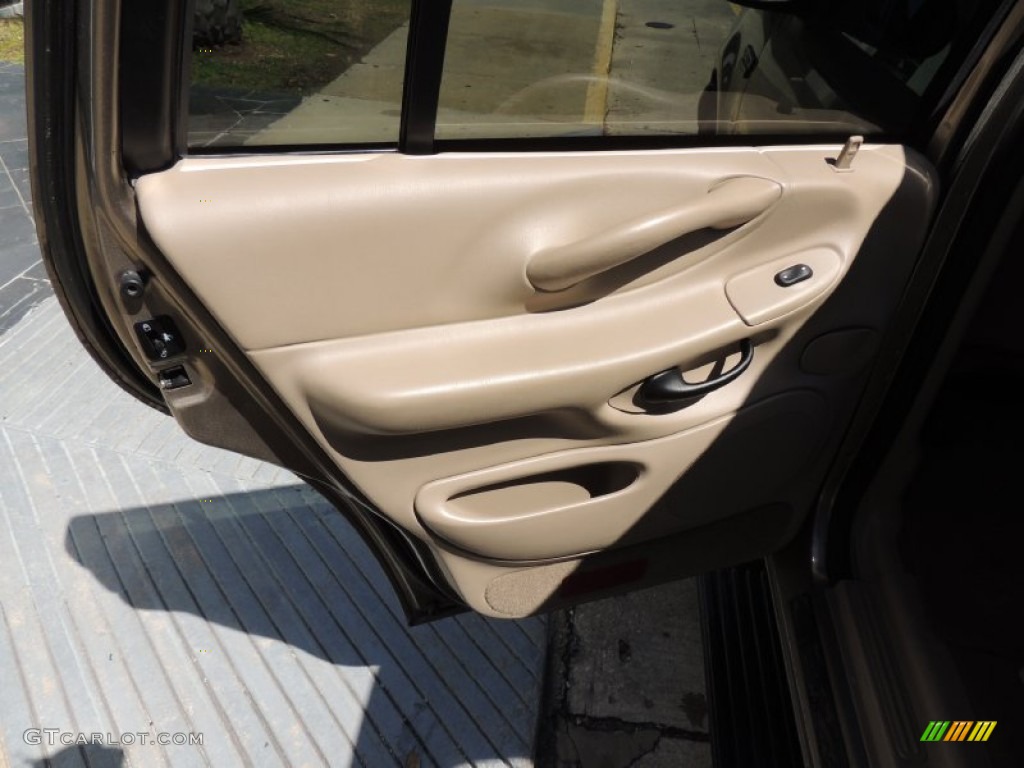 2002 Expedition XLT - Arizona Beige Metallic / Medium Parchment photo #15