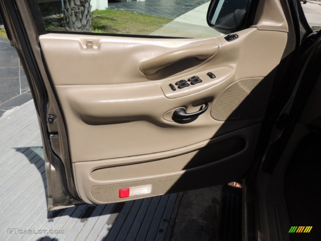 2002 Expedition XLT - Arizona Beige Metallic / Medium Parchment photo #17