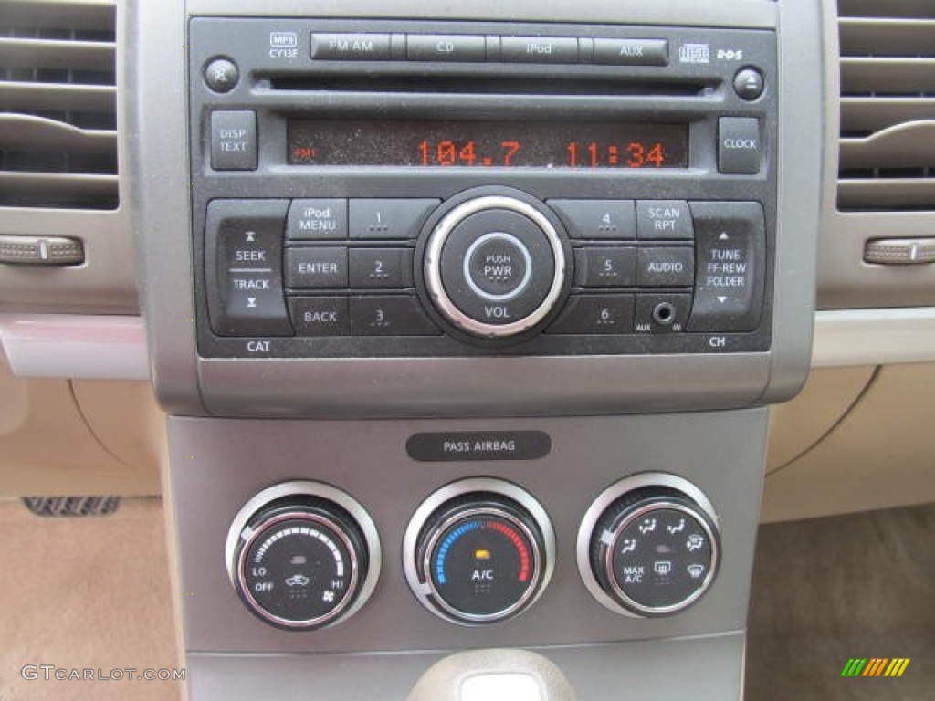 2010 Nissan Sentra 2.0 S Controls Photos