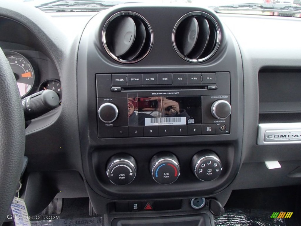 2014 Jeep Compass Sport 4x4 Controls Photo #78278944