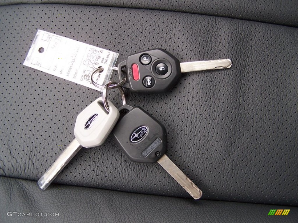 2013 Subaru Outback 2.5i Premium Keys Photos