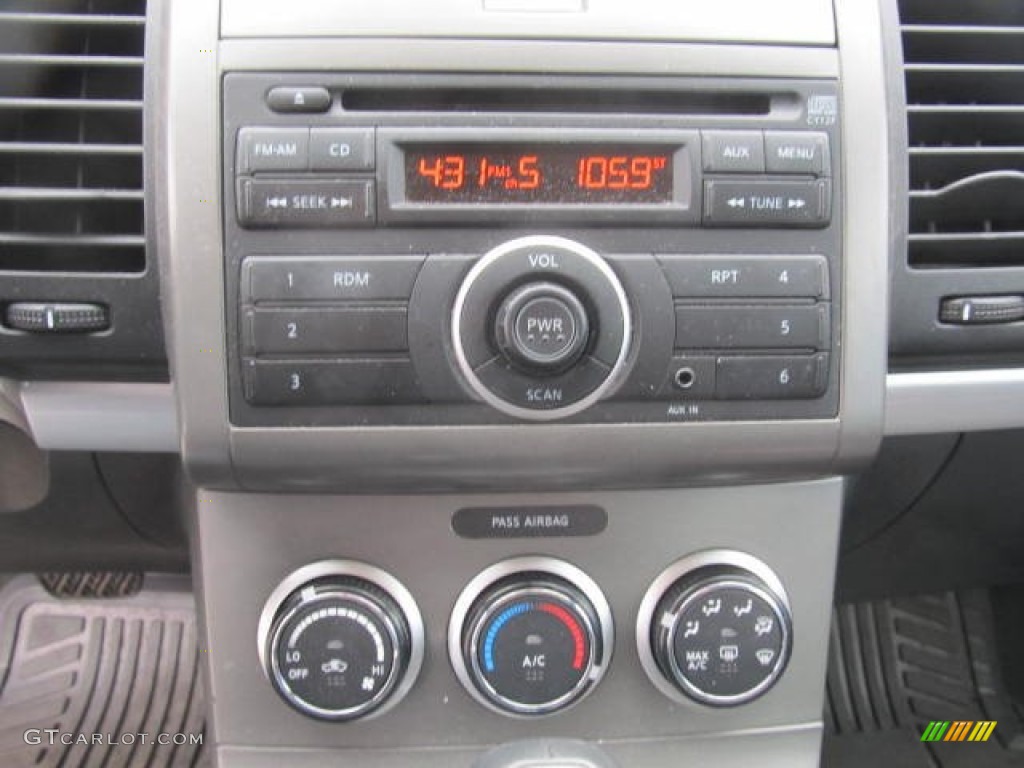 2010 Nissan Sentra 2.0 Controls Photos