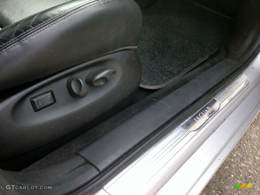 2002 Jaguar S-Type 3.0 Controls Photo #78299852