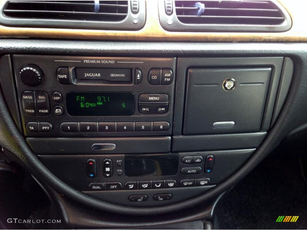 2002 Jaguar S-Type 3.0 Controls Photo #78299983