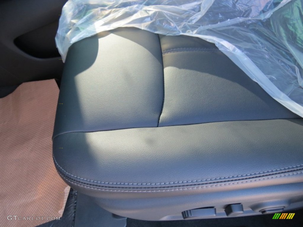 2013 Nissan Pathfinder SL Front Seat Photos