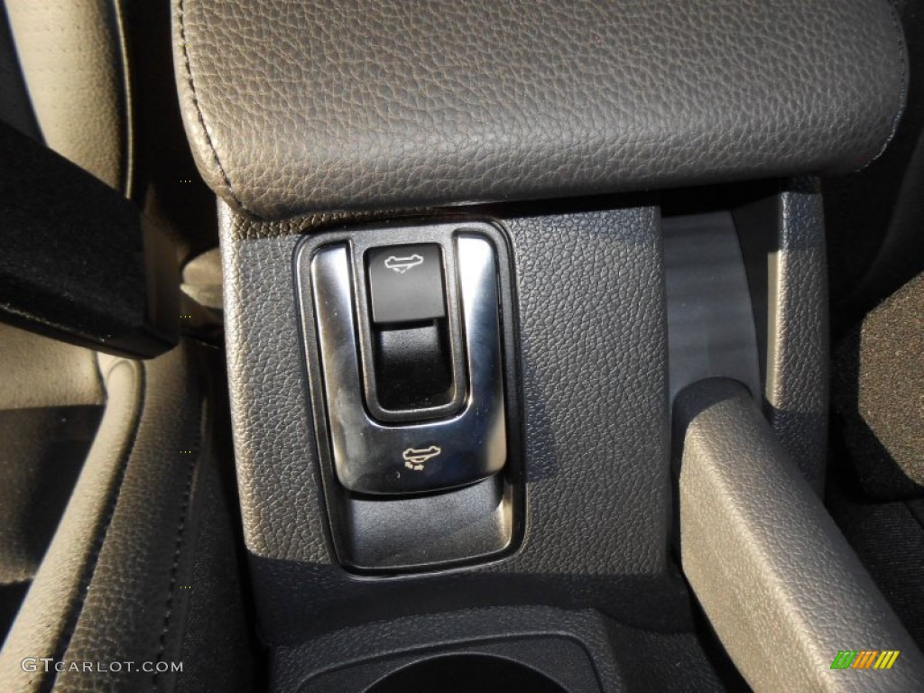 2013 Volkswagen Eos Sport Controls Photos