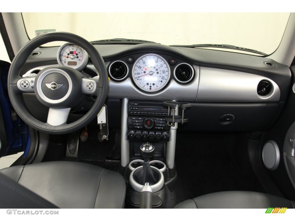 2006 Mini Cooper Hardtop Black/Panther Black Dashboard Photo #78314532