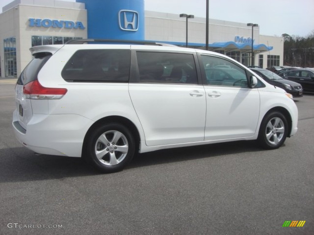 2011 Sienna LE - Super White / Light Gray photo #7