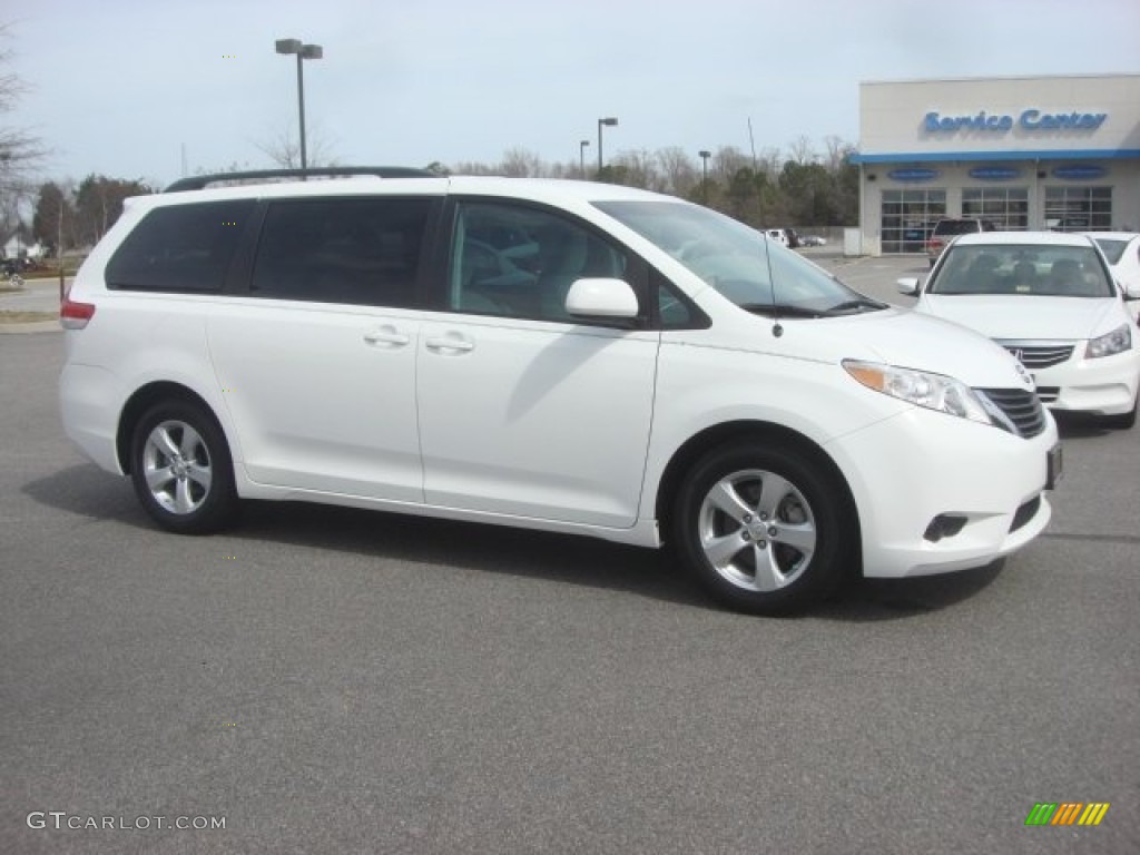 2011 Sienna LE - Super White / Light Gray photo #8