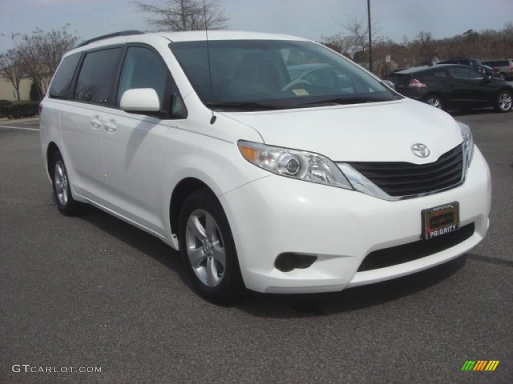 2011 Sienna LE - Super White / Light Gray photo #9