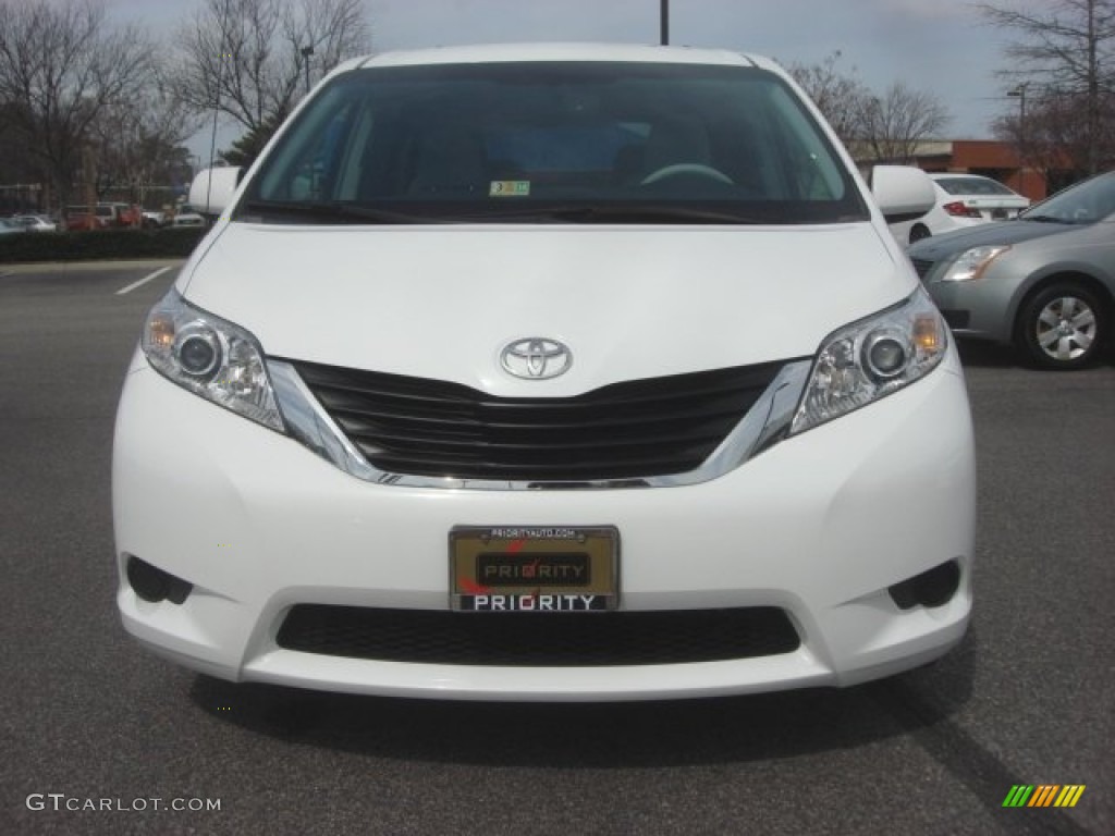 2011 Sienna LE - Super White / Light Gray photo #10