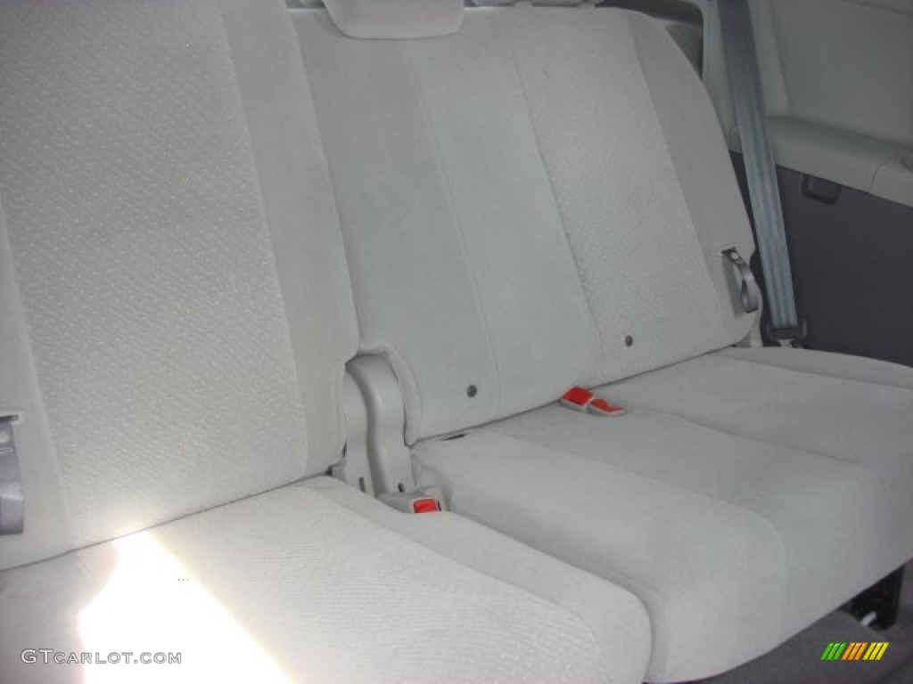 2011 Sienna LE - Super White / Light Gray photo #16